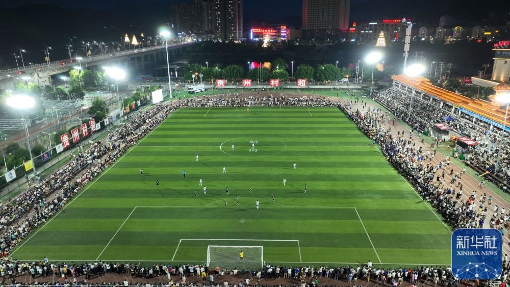 ↑6月9日拍摄的贵州“村超”足球比赛现场（无人机照片）。 新华社记者 刘勤兵 摄