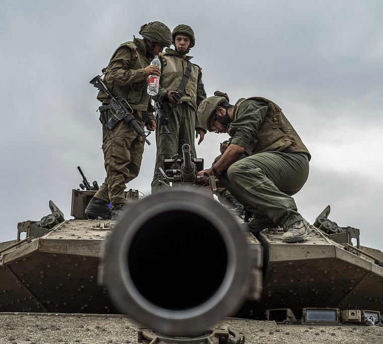 当地时间2023年10月9日，以色列坦克士兵在以色列与加沙边境附近。