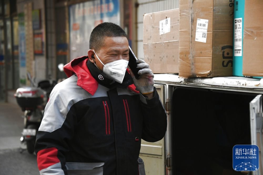 1月21日,顺丰速运快递员杨敬山在北京市海淀区中关村街道希格玛社区准备为社区居民送快件。新华社记者 任超 摄