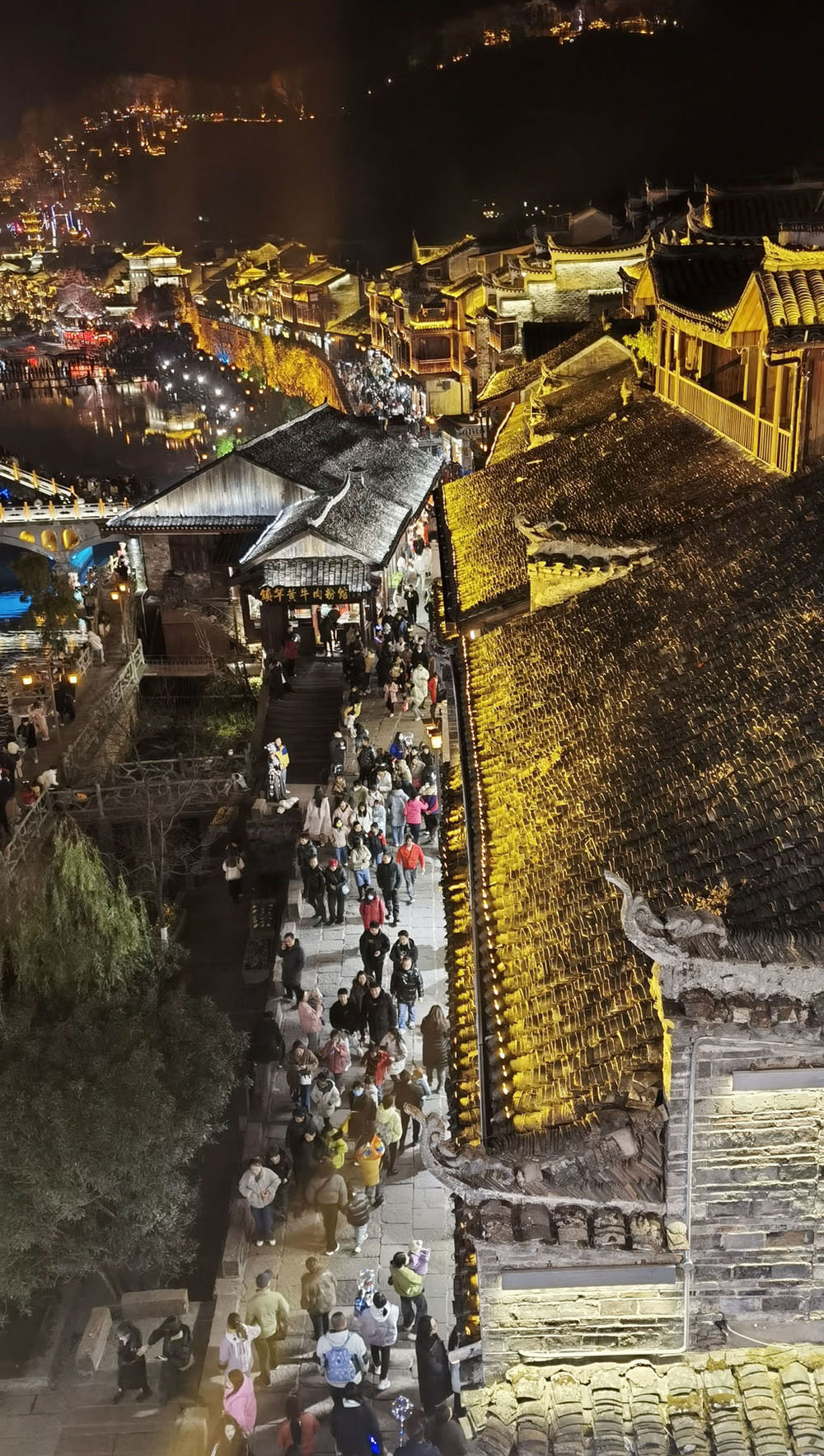 图为春节期间游客在凤凰古城夜游。新华社记者 赵众志 摄