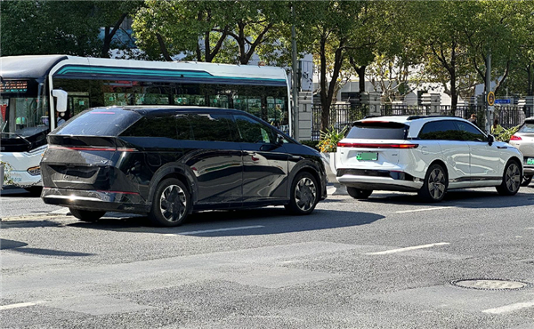 创始人称打造“年轻态MPV” 小鹏X9实车曝光:屁股设计重重叠叠