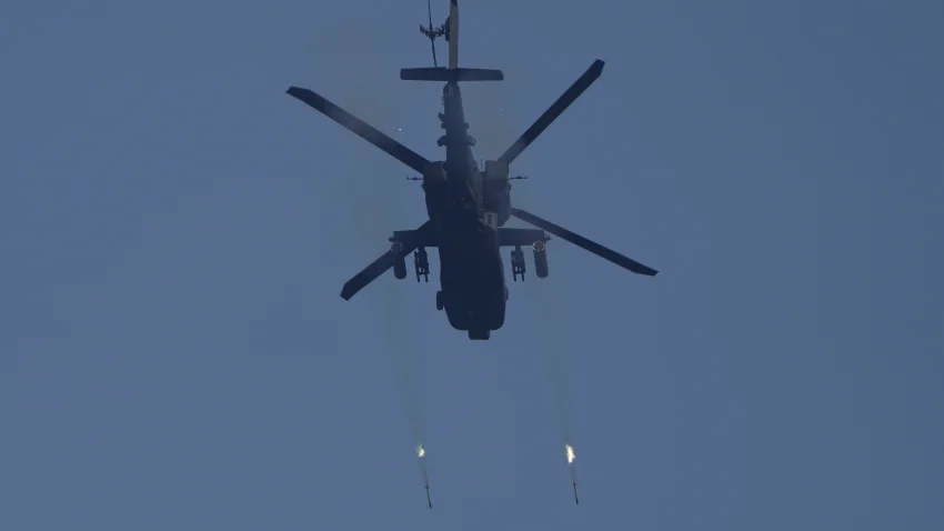 AH-64“阿帕奇”武装直升机在执行任务 图片来源:美联社