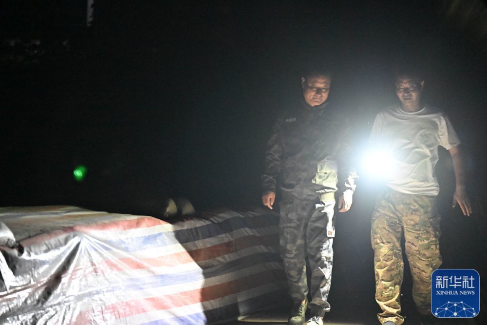 郝庆水（右）和村干部一起在子牙河岸边巡查刚修筑的子堤（8月3日摄）。