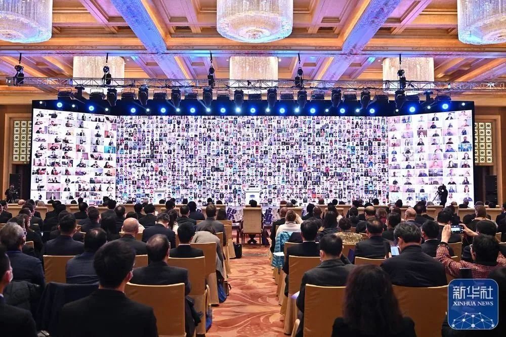 这是开幕式前的全球万名师生云合奏合唱演出（新华社记者 李鑫 摄）