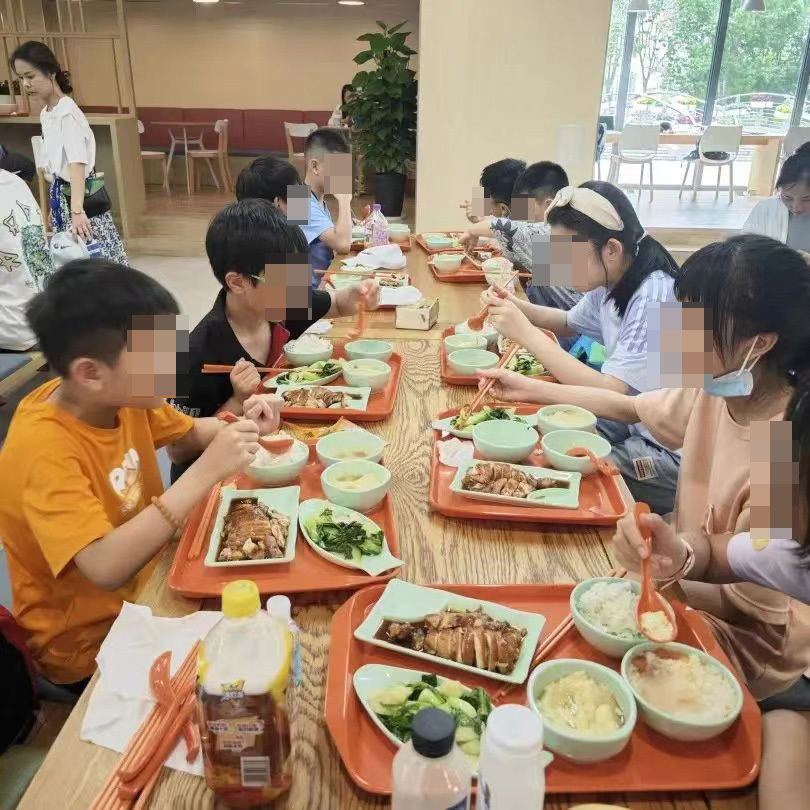 8月16日，上海，研学团在复旦大学邯郸校区北区研究生食堂用餐。 受访者供图