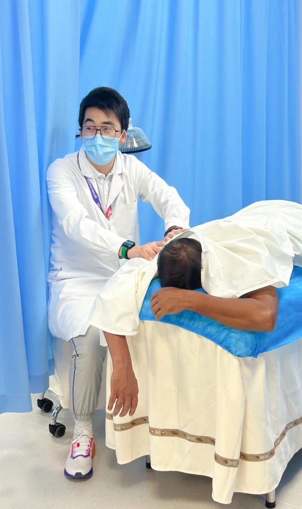 亚运村综合门诊部中医推拿科，医生正为运动员按摩