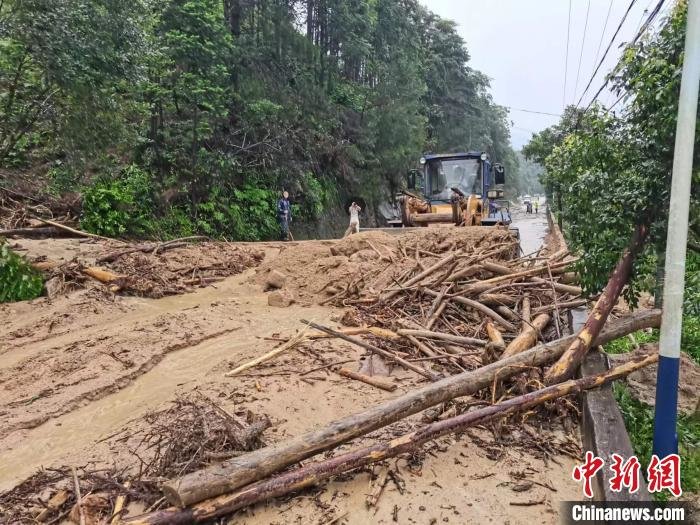 光泽县抢险人员清理受灾中断道路。 泽宣 摄