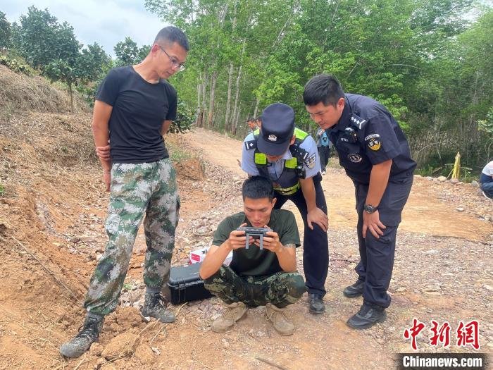 图为专业人士操控无人机观察被困亚洲象。 赶四 摄