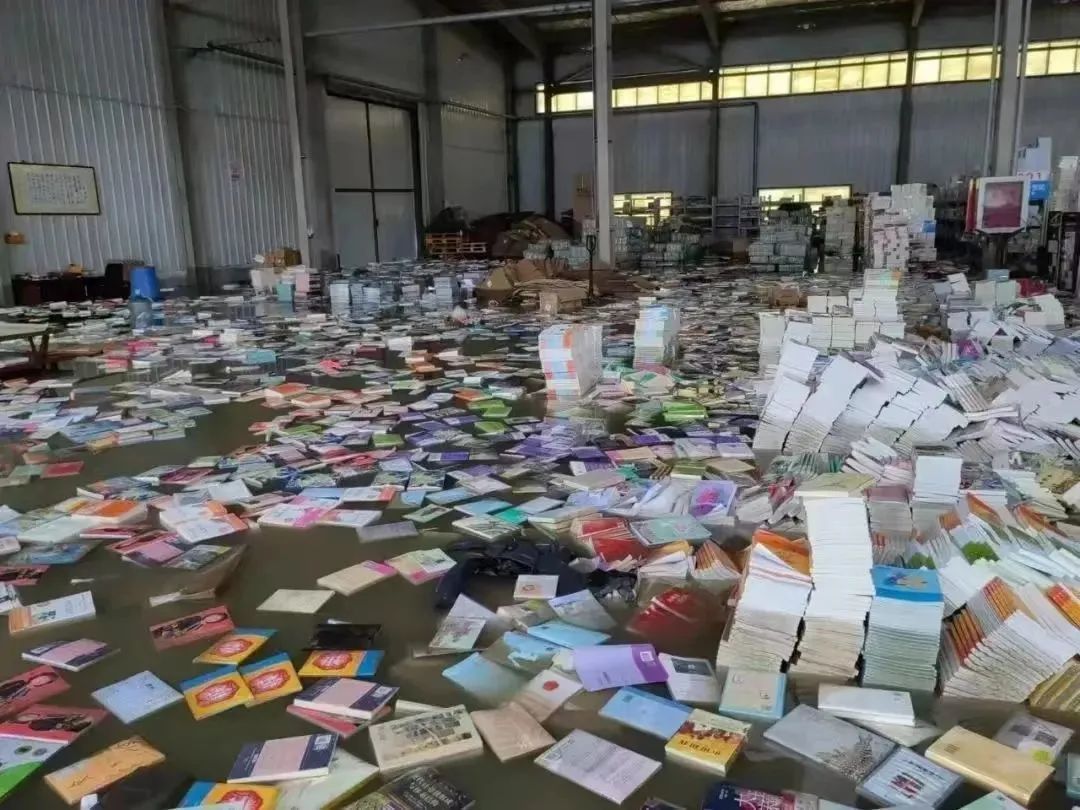 南风窗此前报道：水淹图书千万册，绝版书也毁了 （点击图片查看）