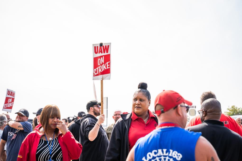 9月22日，在美国密歇根州贝尔维尔通用汽车部件厂外，车企工人参与罢工游行。（新华社发，瓦尔·沃勒摄）