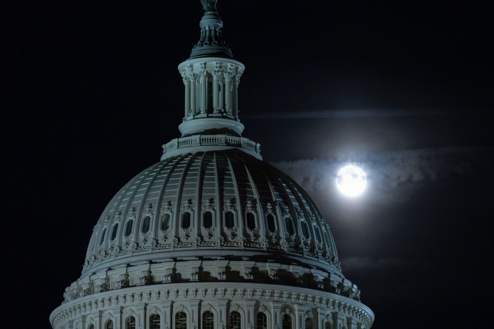 8月30日，“超级月亮”在美国华盛顿国会上空升起。新华社发（亚伦摄）