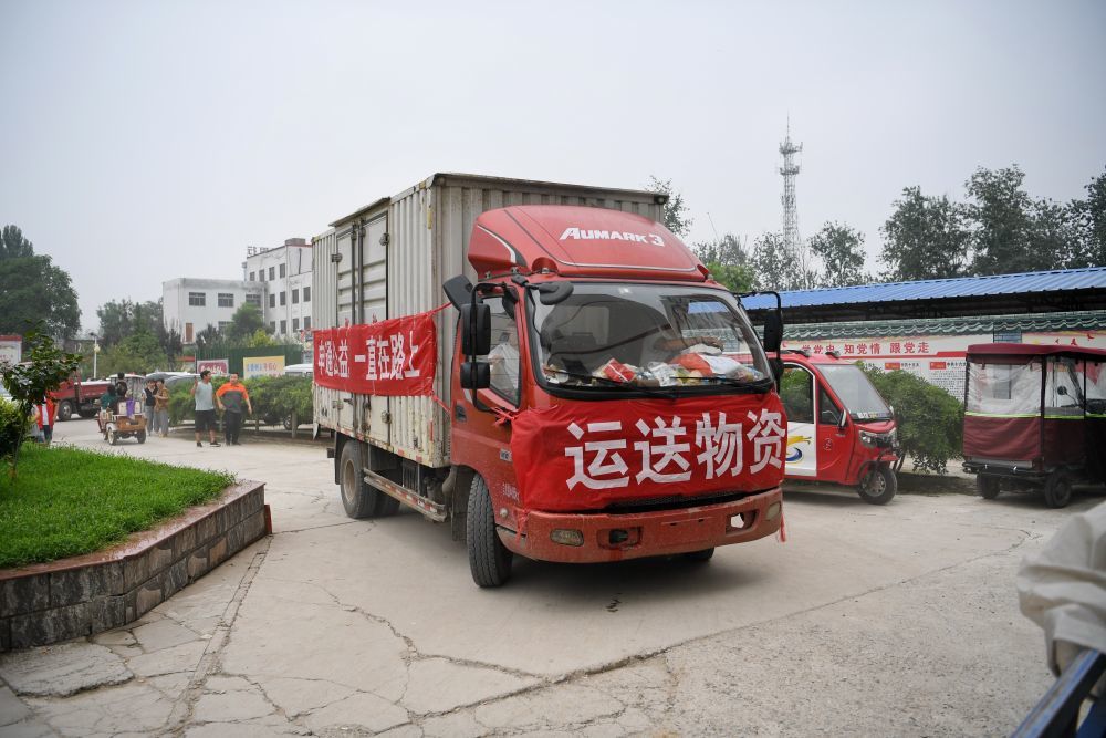 ↑8月3日，运送物资的车辆驶入涿州市第三中学安置点。