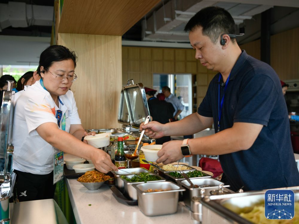 ↑7月14日,工作人员在成都大运会主媒体中心媒体餐厅内就餐。新华社记者 胥冰洁 摄