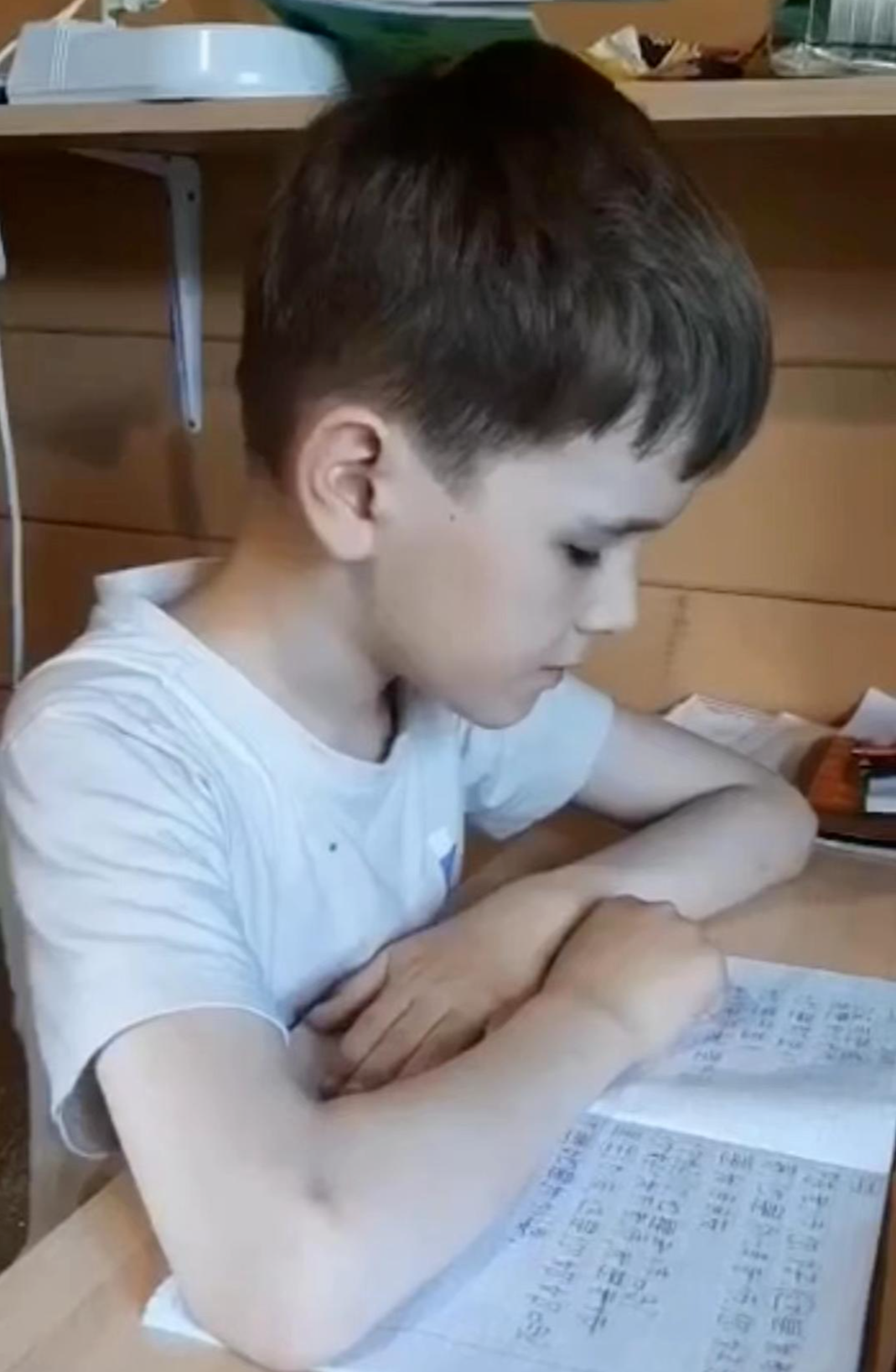 ↑正在朗读中文的俄罗斯小孩 受访者供图