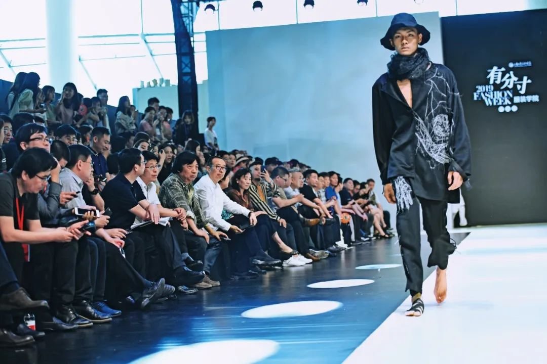 2019年5月17日,山东工艺美术学院2019届服装设计专业毕业作品发布会举行。(@视觉中国 图)