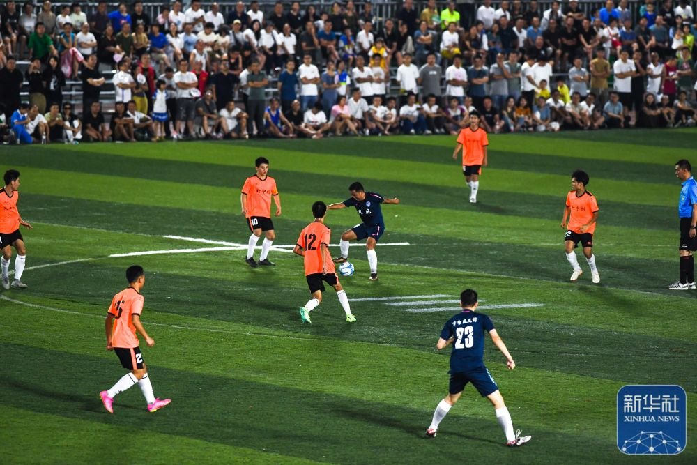 ↑6月9日，凤凰村足球队与新中村足球队在“村超”比赛中。 新华社记者 杨文斌 摄