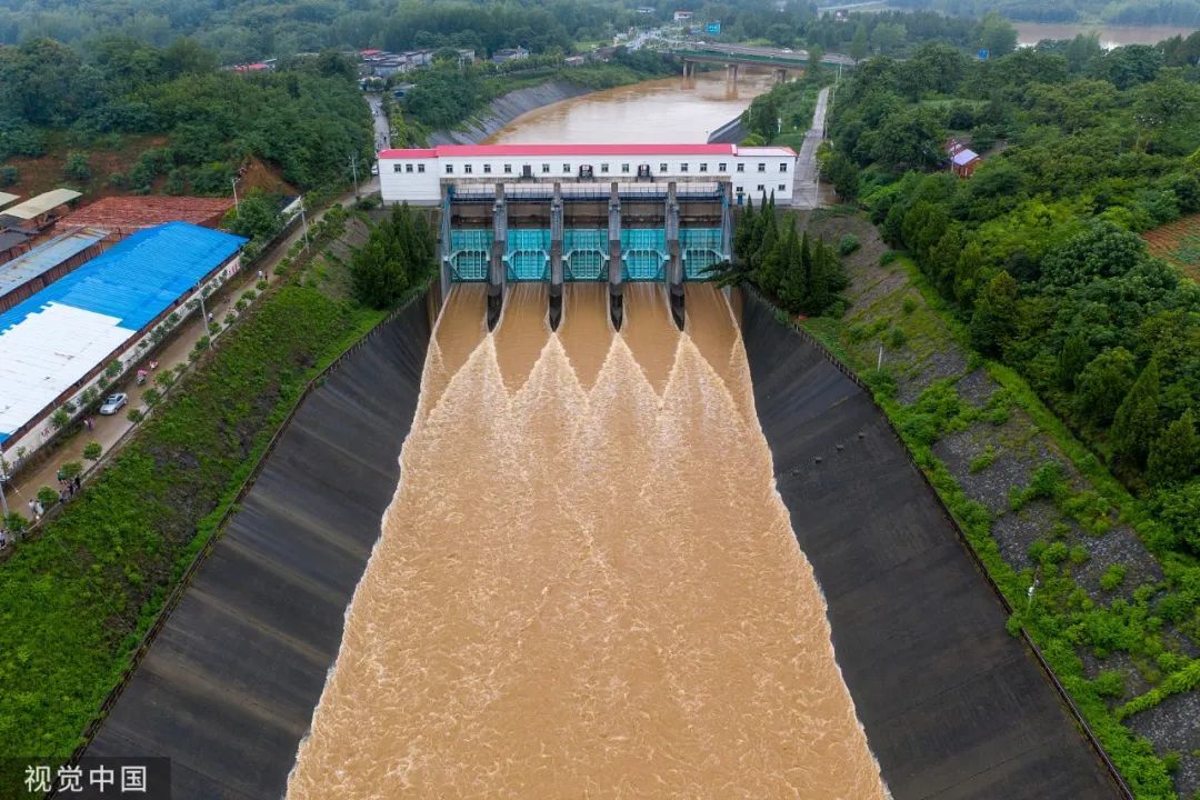 2021年7月21日，河南平顶山，鲁山昭平湖水库开闸泄洪。