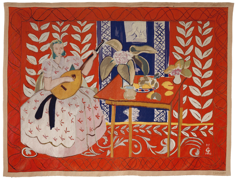 亨利&middot;马蒂斯，《弹鲁特琴的女子》，1949年5月14日-1950年10月23日，羊毛、哥白兰制造厂根据马蒂斯的设计图稿采用直立式经纱织造而成，158.5 &times; 212 cm，艺术家自留版2/2。法国北方省省立马蒂斯美术馆，勒卡托-康布雷齐 。亨利&middot;马蒂斯捐赠，1952年，Inv. 1952-64。图片由法国北方省省立马蒂斯美术馆，佛洛里安&middot;克莱奈芬提供 。 &copy;Succession H. Matisse 2023。