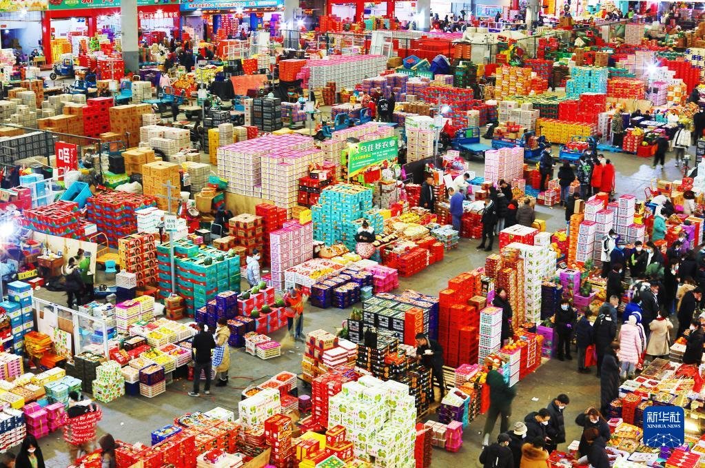 消费者在浙江义乌果品市场采购年货(2023年1月17日摄)。新华社发(龚献明 摄)
