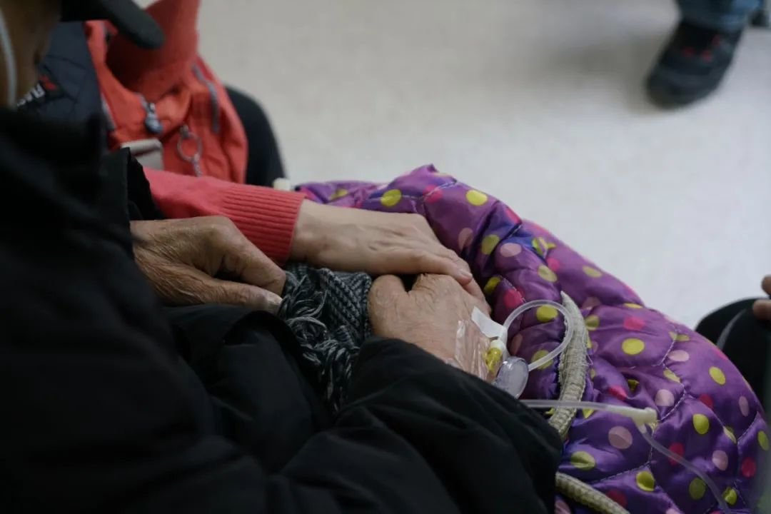 2022年12月21日,北京朝阳,一名老人在北京朝阳医院发热门诊输液。中青报·中青网记者李强/摄