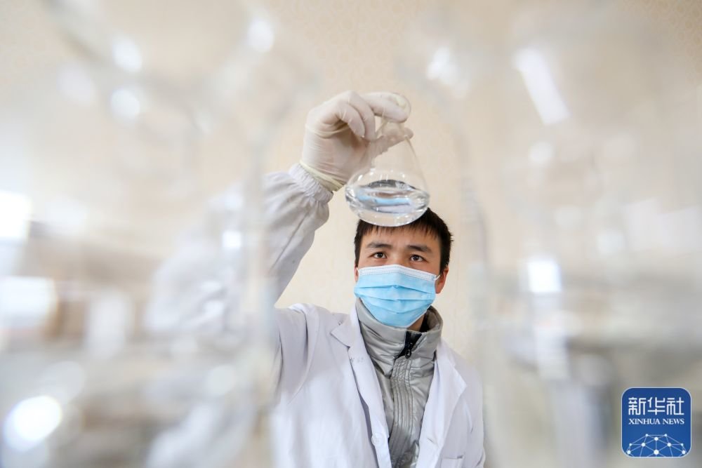 员在贵州省黔东南苗族侗族自治州岑巩县工业园区一家香料厂做滴定分析