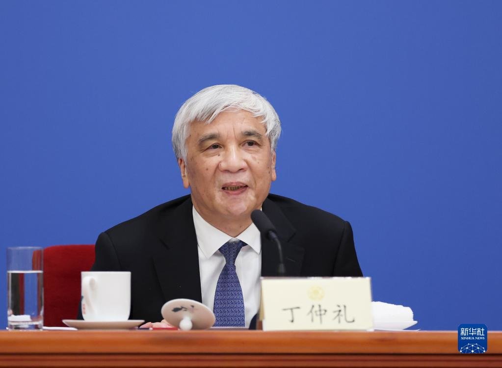 3月5日,全国政协十四届一次会议在北京人民大会堂举行民主党派中央和全国工商联领导人记者会。这是民盟中央主席丁仲礼在记者会上。 新华社记者 曹灿 摄