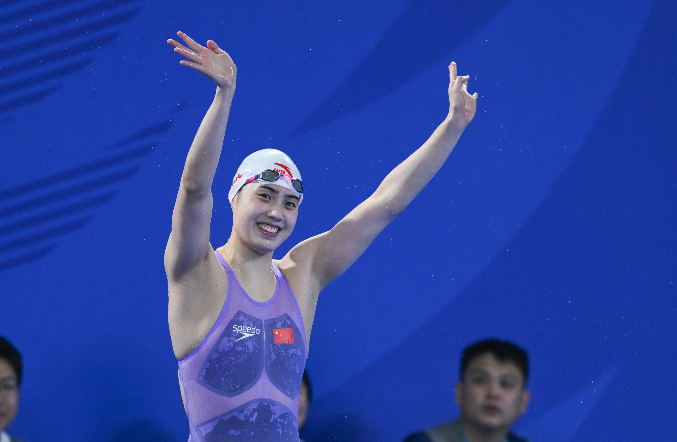 8月2日，张雨霏（前）在女子50米蝶泳决赛后。新华社记者陈泽国摄