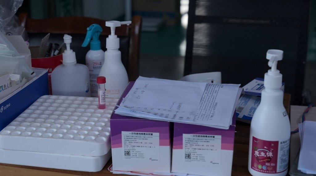 核酸检测用品在楼前摆着,采样管包装盒上的笔记显示,上一次核酸检测时间是2022年12月3日,共101管,采集了330人。