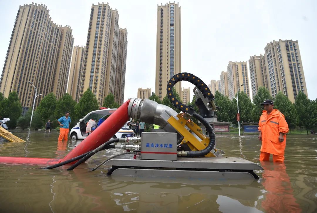 7月31日，在河北省石家庄市裕华路一处积水路段，工作人员进行紧急排水。新华社发