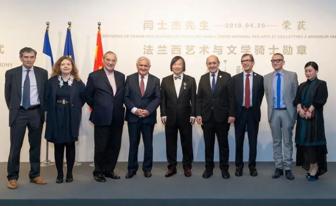 ▲ 授勋仪式现场,中法嘉宾合影,从左至右:法国国际艺术传播委员联合会(ADIAF)副主席克劳德·波南(Claude Bonnin)、法国图卢兹阿巴托尔博物馆(les Abattoirs, Musée - Frac Occitanie Toulouse)首席策展人及馆长安娜贝尔·特内兹(Annabelle Ténèze)、法国国际艺术传播委员联合会(ADIAF)吉尔·福奇(Gilles Fuchs)、法国前总理让-皮埃尔·拉法兰(Jean-Pierre Raffarin)、红砖美术馆创始人及馆长闫士杰、法国外交部长让-伊夫·勒德里昂(Jean-Yves Le Drian)、法国驻华使馆大使黎想(Jean-Maurice Ripert)、法国驻华使馆文化参赞罗文哲(Robert Lacombe)、红砖美术馆联合创始人、执行董事、闫士杰夫人曹梅
