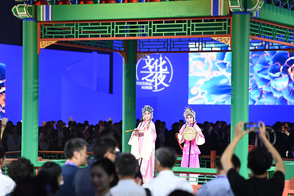 文化之夜现场的文艺表演。(新华社记者赵子硕摄)