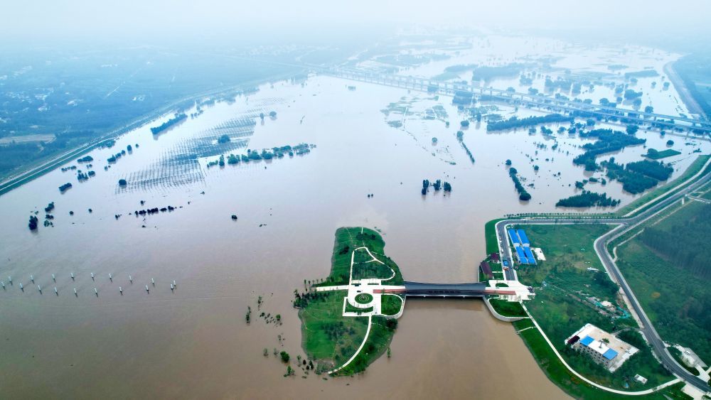 新盖房水利枢纽分洪闸和溢流堰（无人机照片）。新华社记者 刘诗平 摄