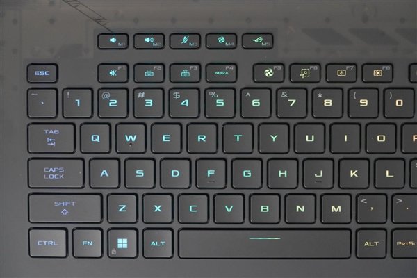 18英寸大屏+RTX 40系显卡!ROG枪神7 Plus超竞版图赏