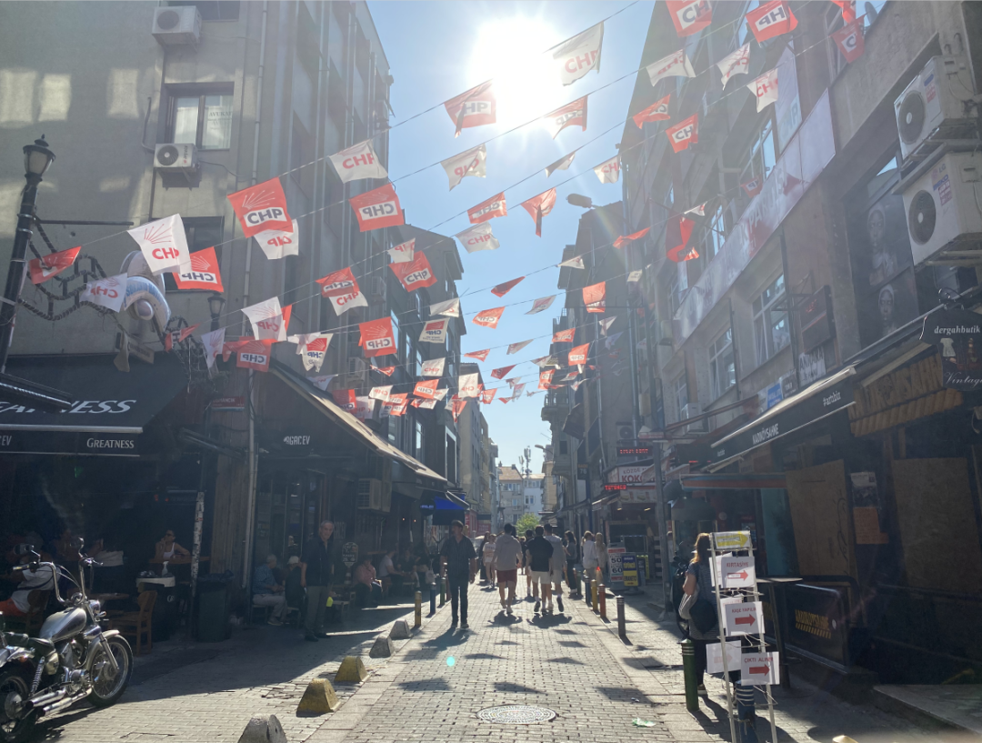 ◆6月下旬的伊斯坦布尔街头，土耳其最大反对党共和人民党的竞选旗帜。（拍摄：程靖）