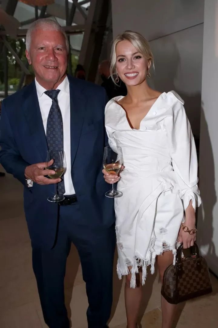 目前,有越来越多恶意的声音砸向安娜。