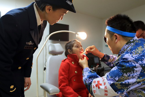 ↑2019年12月9日，在中国海军“和平方舟”号医院船上，口腔科医生给孟加拉国的9岁女孩沁做检查。新华社发（吴炜权 摄）