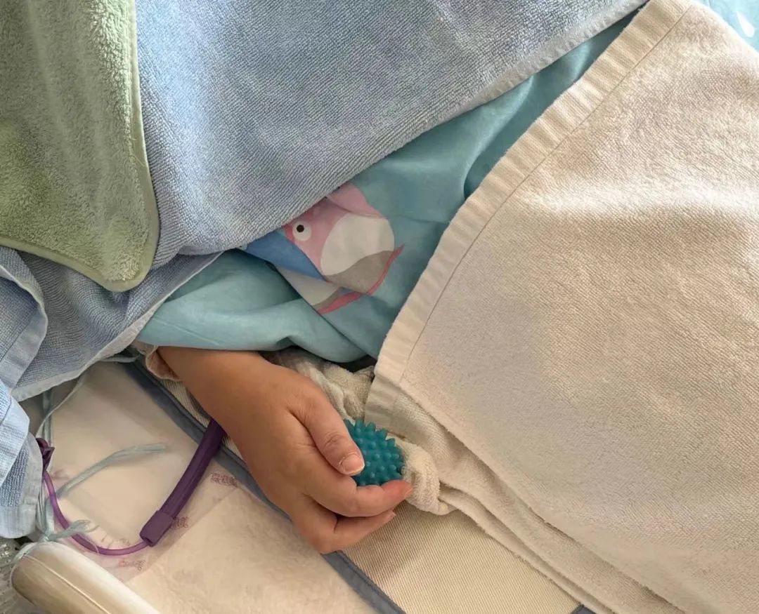 卧床的时候,朱令手里也捏着握力球锻炼