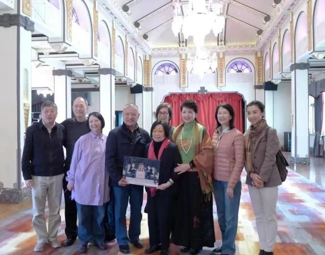 △汪致重陪同辜家人,重访上海和平饭店