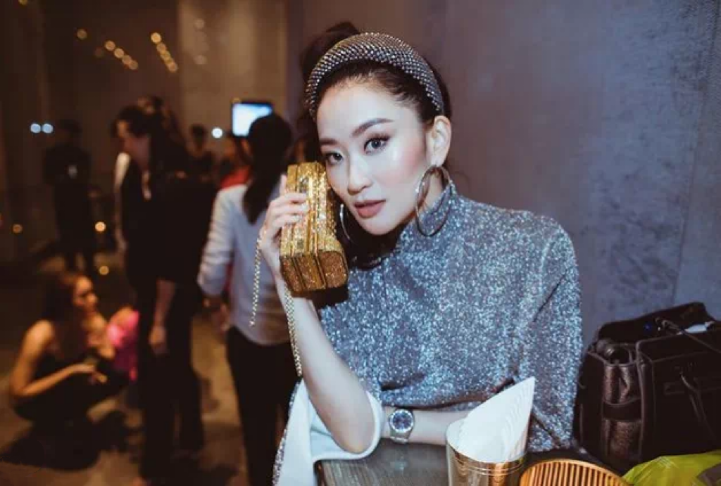 佩通坦与地方选民合影 / 视觉中国