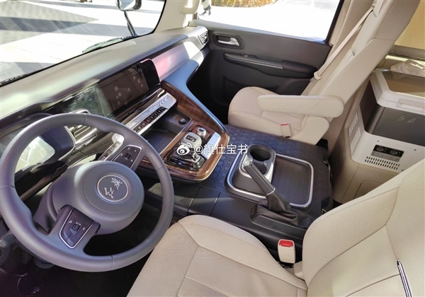 丰田考斯特绝佳替代!红旗国悦实车内部首曝:自带一张大桌子