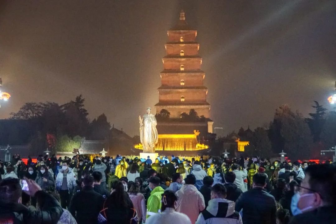 △西安大唐不夜城灯火璀璨（图自视觉中国）