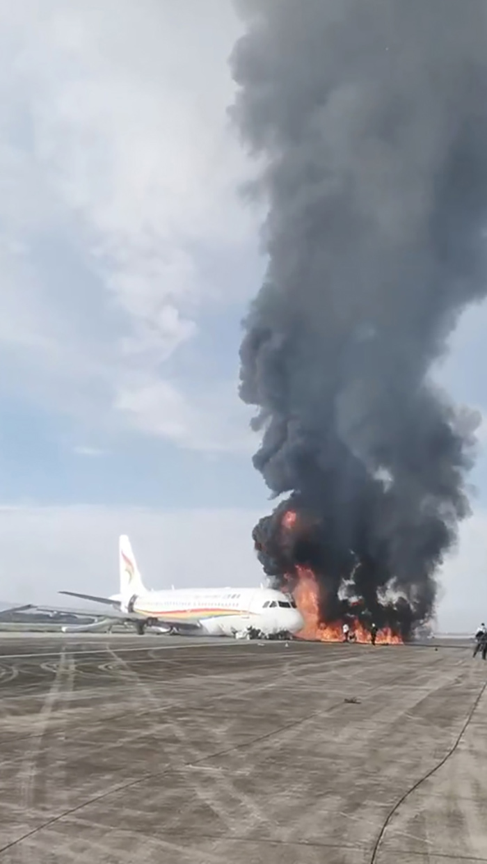2022年5月12日，重庆江北国际机场一架航班冲出跑道起火。资料图