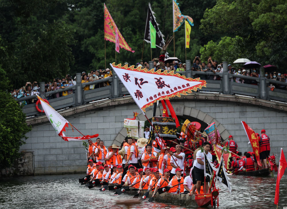 6月22日，泮塘的龙船在广州荔枝湾泮塘五约迎接前来探亲招景的四里八乡龙船。新华社记者 刘大伟 摄