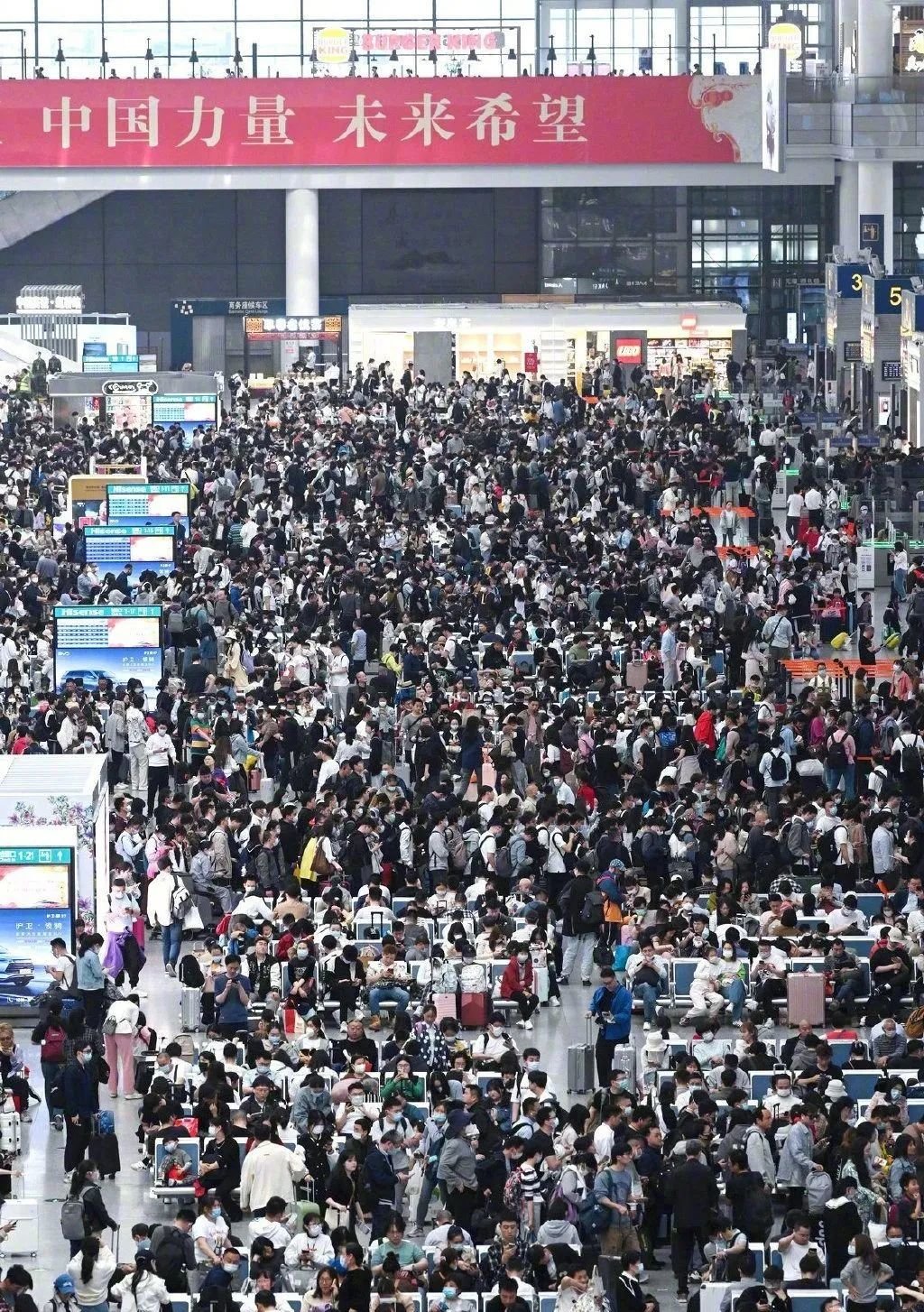 ▲五一期间的上海虹桥站。（图源：网络）