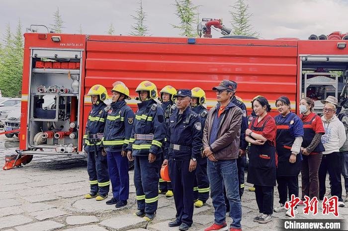 5月6日下午,布达拉宫消防救援大队联合布达拉宫广场派出所组织辖区单位集中开展消防应急疏散演练。 刘瑜 摄