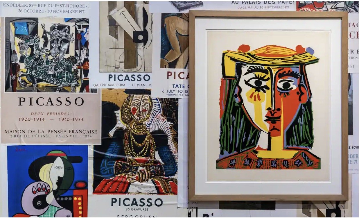 巴黎毕加索博物馆重新设计展陈，英国时装设计师保罗·史密斯以一面海报墙构成了其中一个展厅的背景。