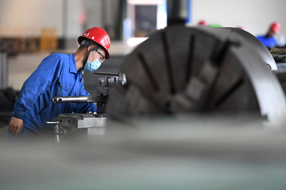 工人在兰州新区兰石集团高端装备产业园车间内作业（2022年8月11日摄）。新华社记者 陈斌 摄