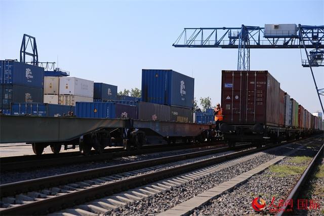 布列斯特北站满载货物的列车。人民网记者 朱虹摄