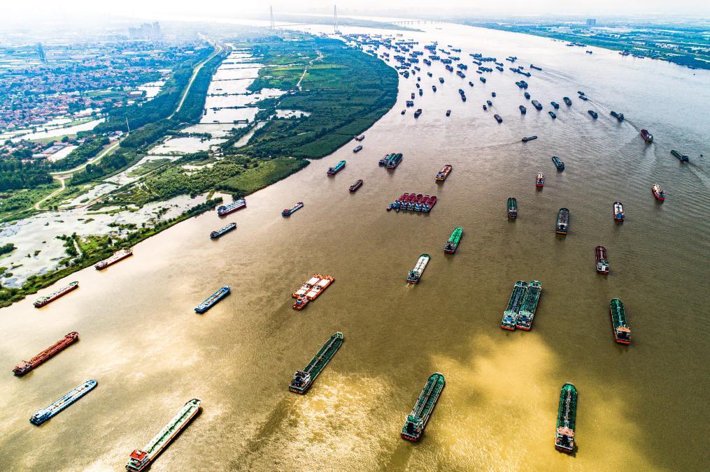 船舶在湖北武汉阳逻港区水域行驶。新华社记者肖艺九 摄