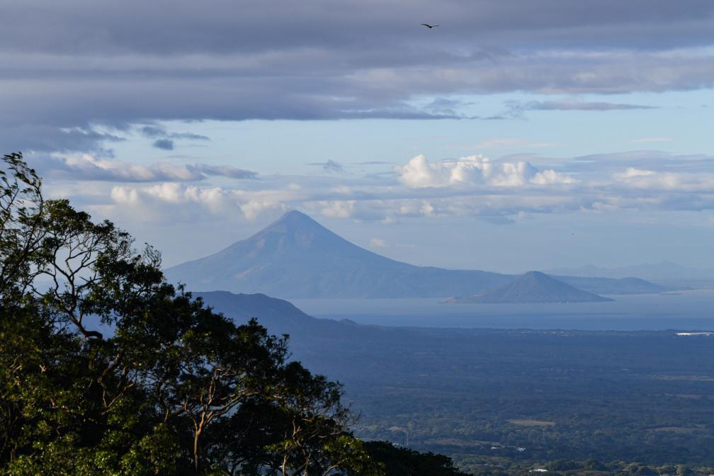 这是在尼加拉瓜首都马那瓜附近拍摄的马那瓜湖及远处的莫莫通博火山。